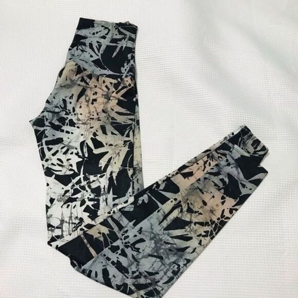 Onzie flower pattern leggings size XS…..21 - Picture 1 of 7
